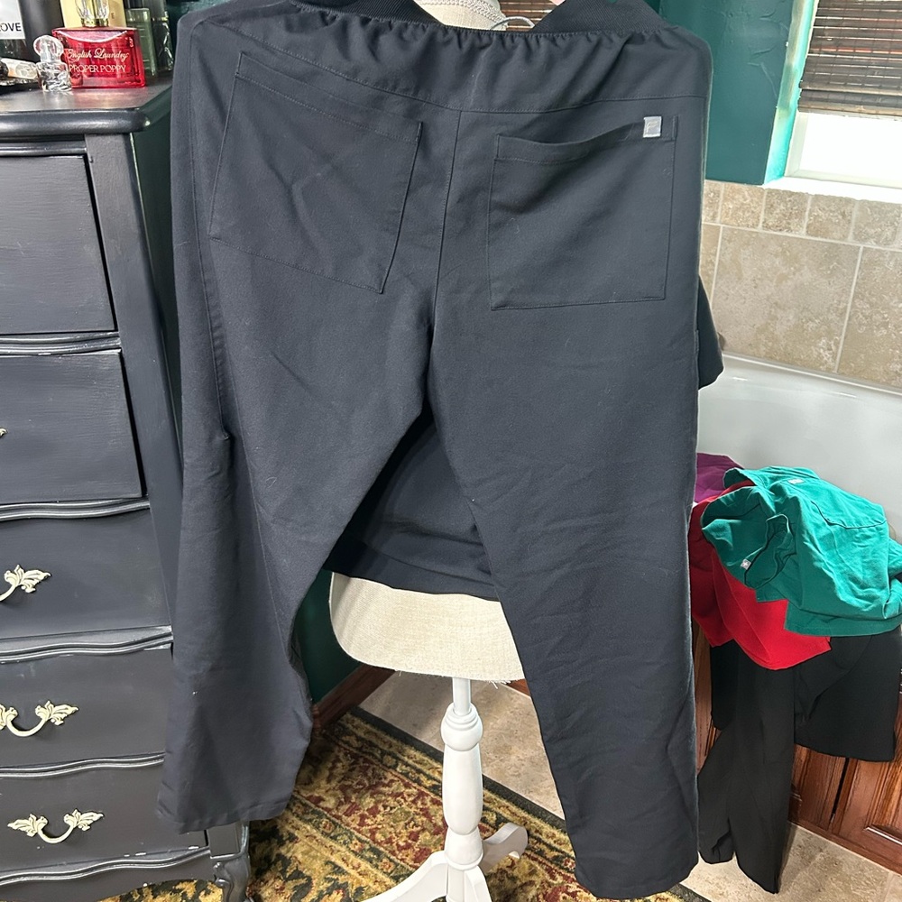 Fabletics Black Performance Scrubs - Picture 4 of 6